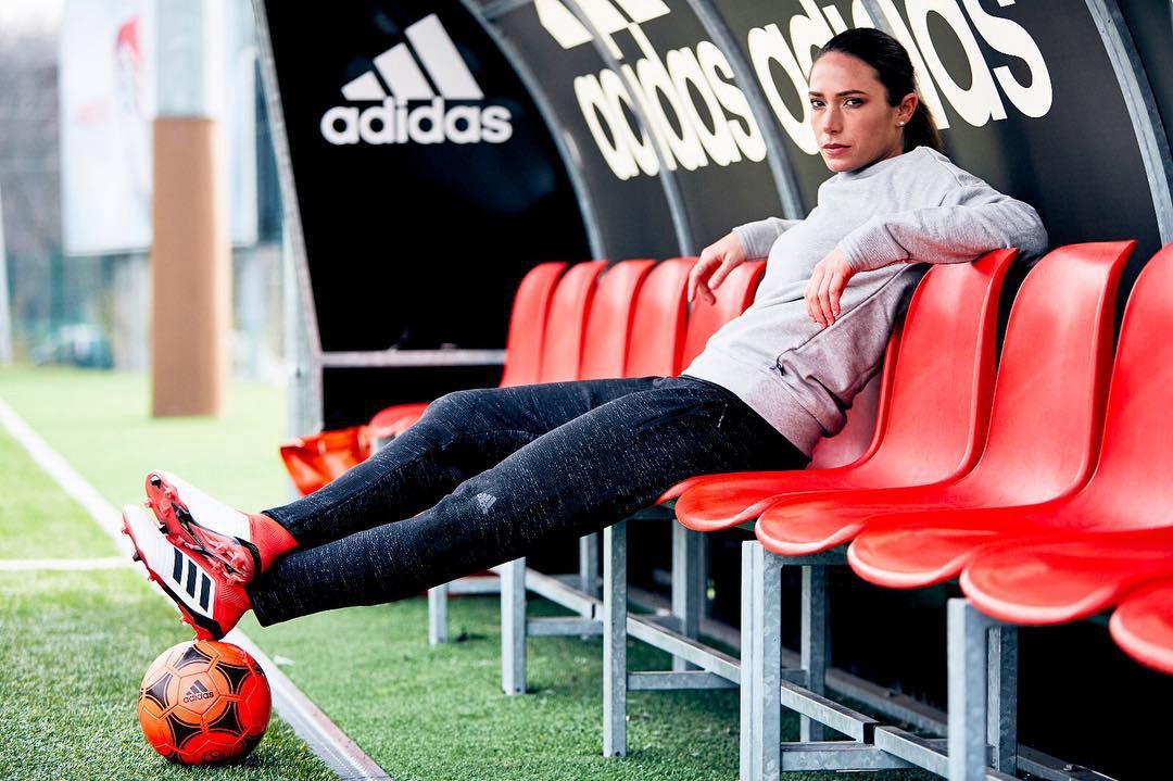 雷吉娜-巴雷西成为阿迪达斯首位意大利女足签