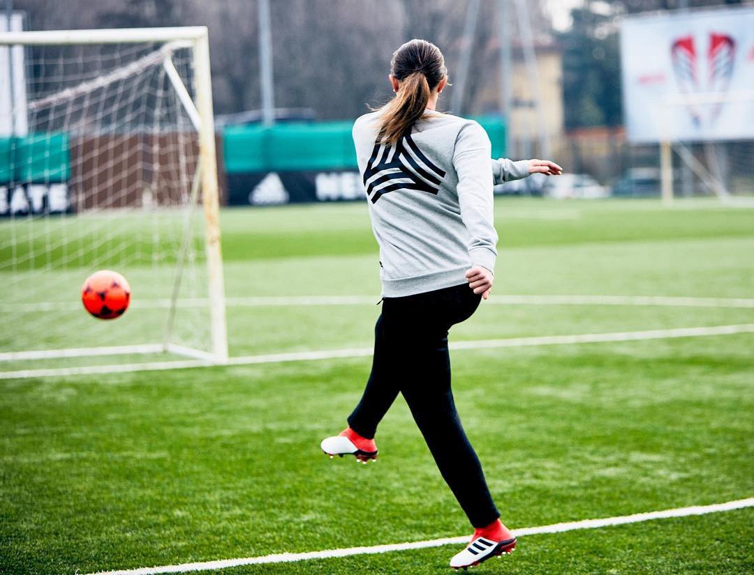 雷吉娜-巴雷西成为阿迪达斯首位意大利女足签