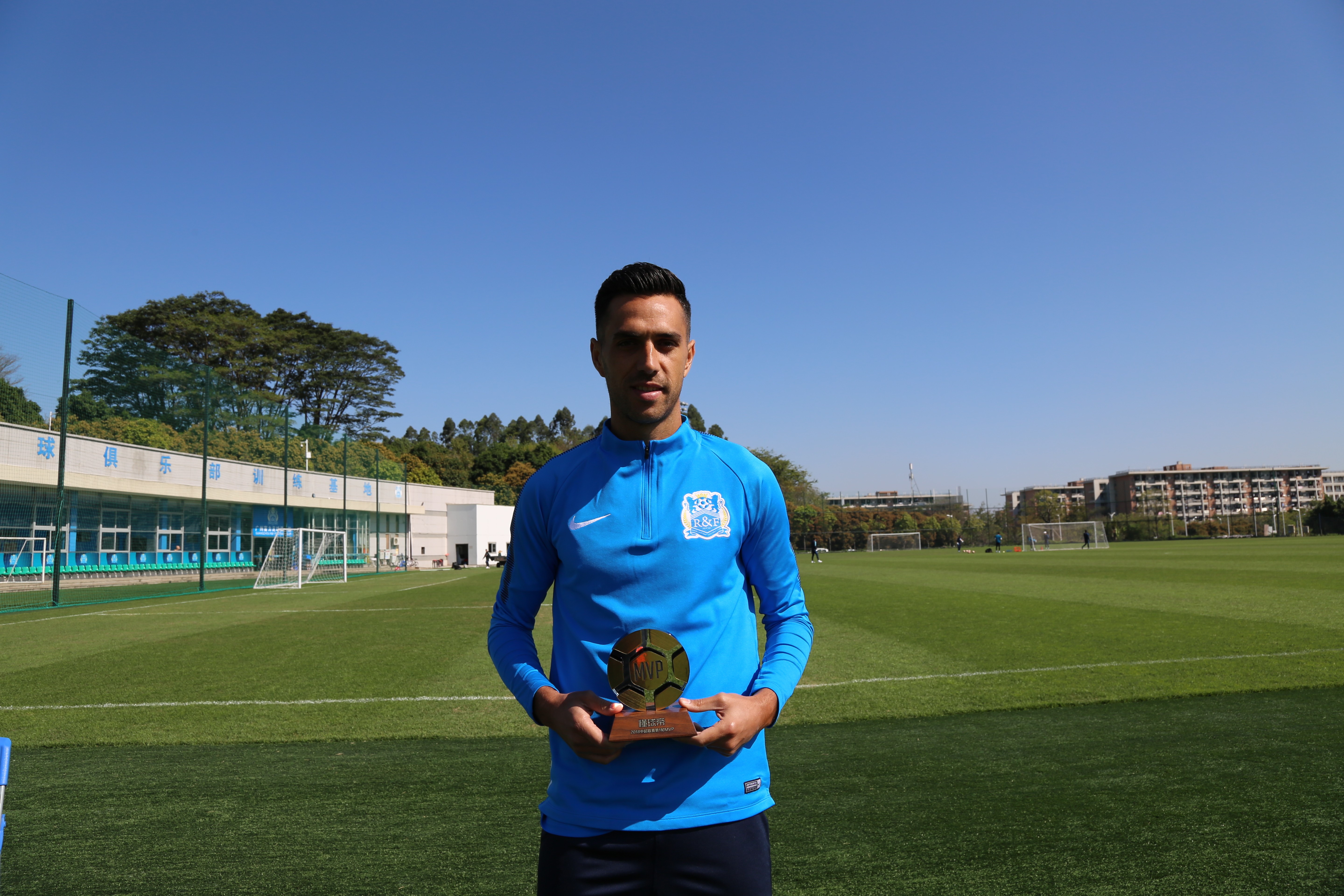 扎哈维颁奖&专访:不因高薪有压力;退役后想和中国人做生意