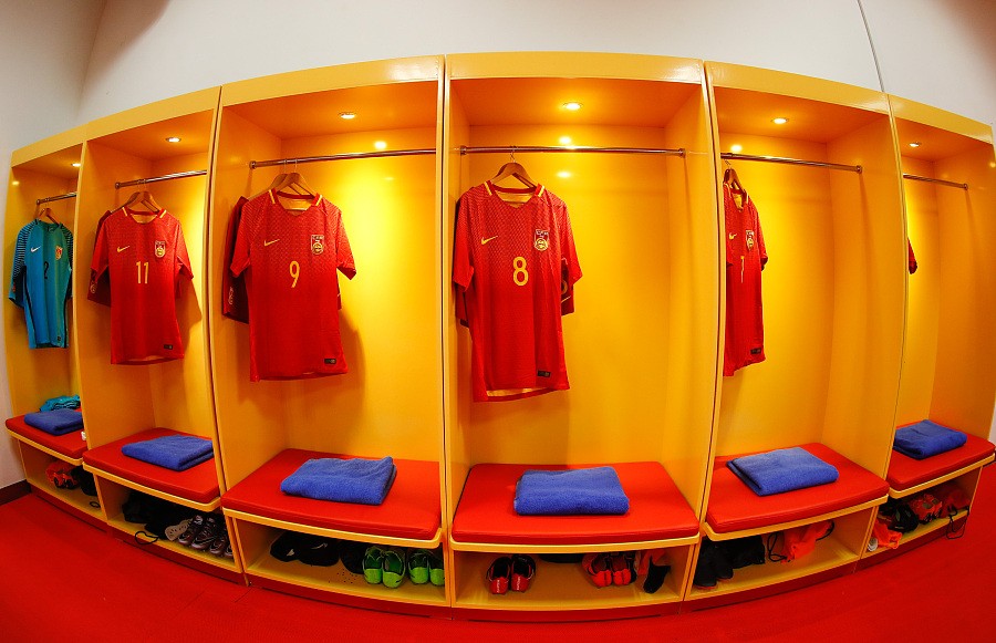 图集:探访国足更衣室,众国脚今晚将身披红色战袍出战