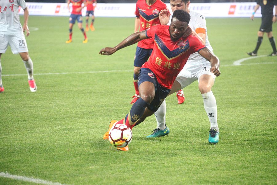 耶合亚:深足0-0新疆三轮不败普雷西亚多中柱费煜