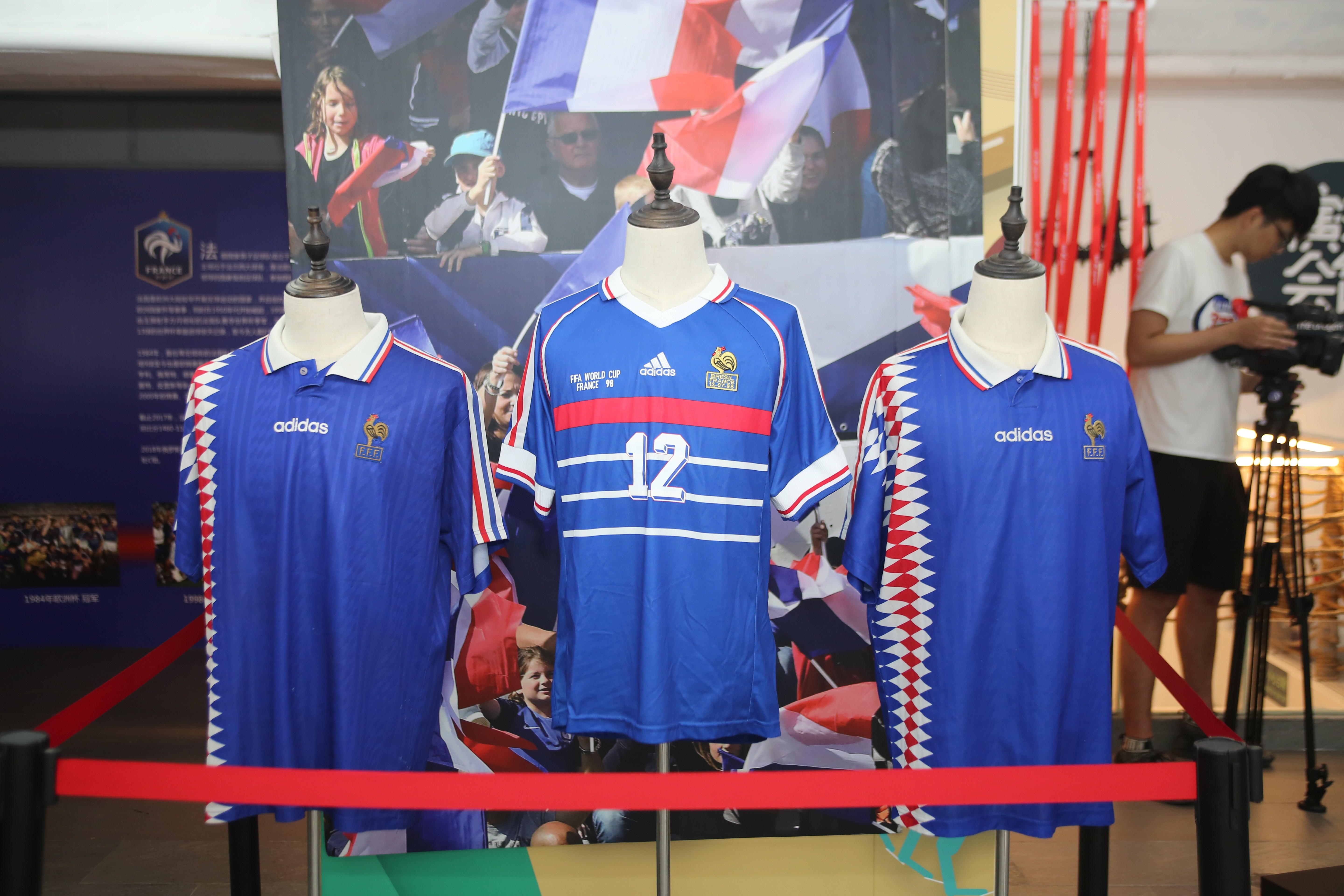 齐达内在国家队穿过几号球衣,你知道吗?