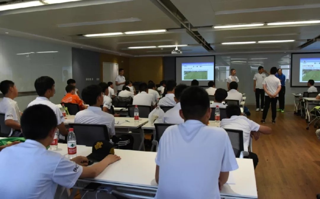 100多名小学生系统参与足球规则培训