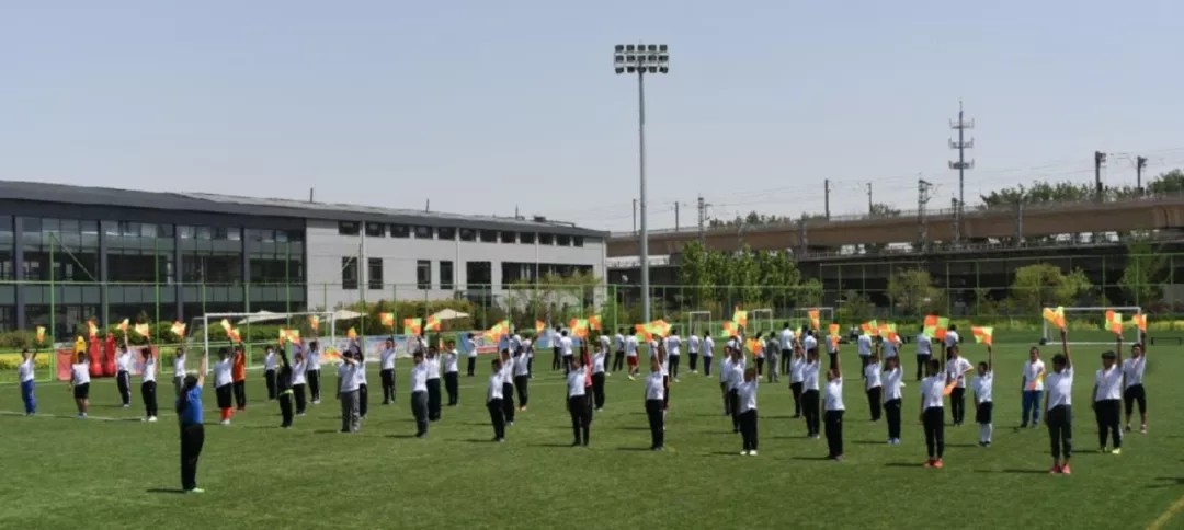 100多名小学生系统参与足球规则培训