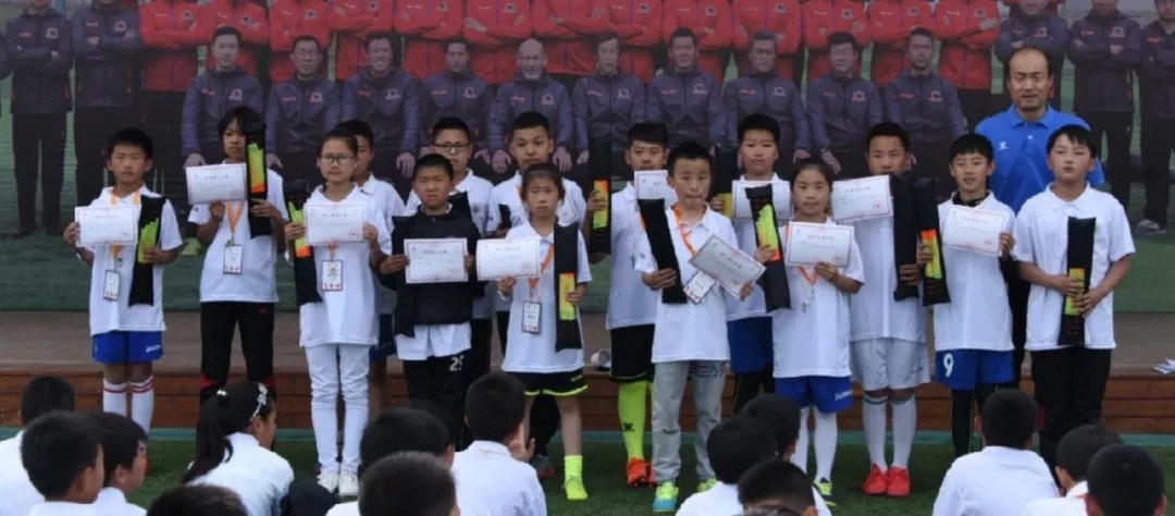 100多名小学生系统参与足球规则培训