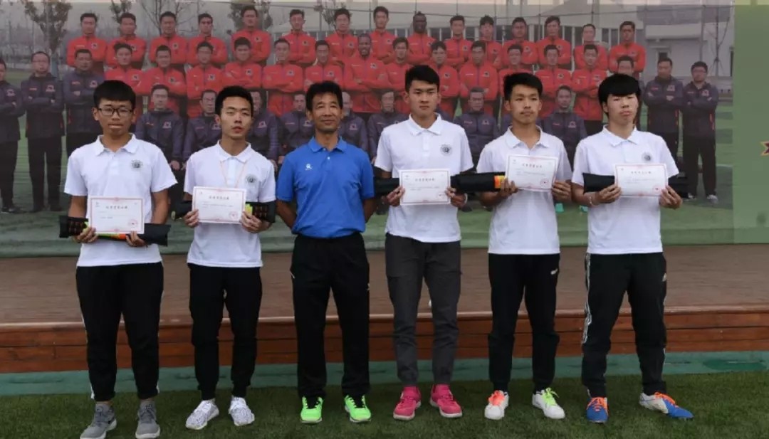 100多名小学生系统参与足球规则培训