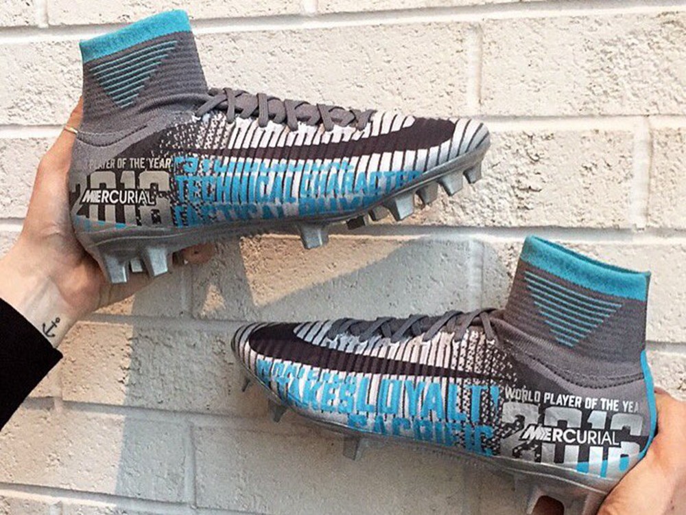 耐克为卡莉-劳埃德推出国家队百球纪念战靴