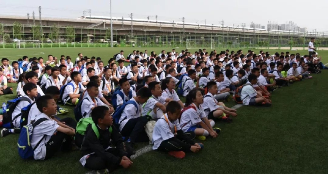 100多名小学生系统参与足球规则培训