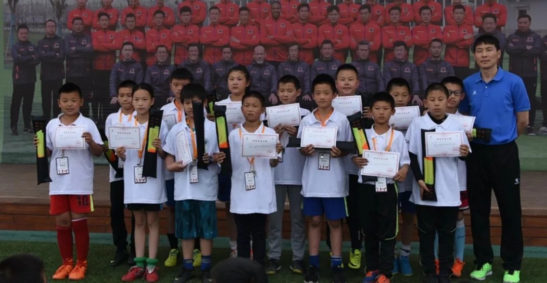 100多名小学生系统参与足球规则培训