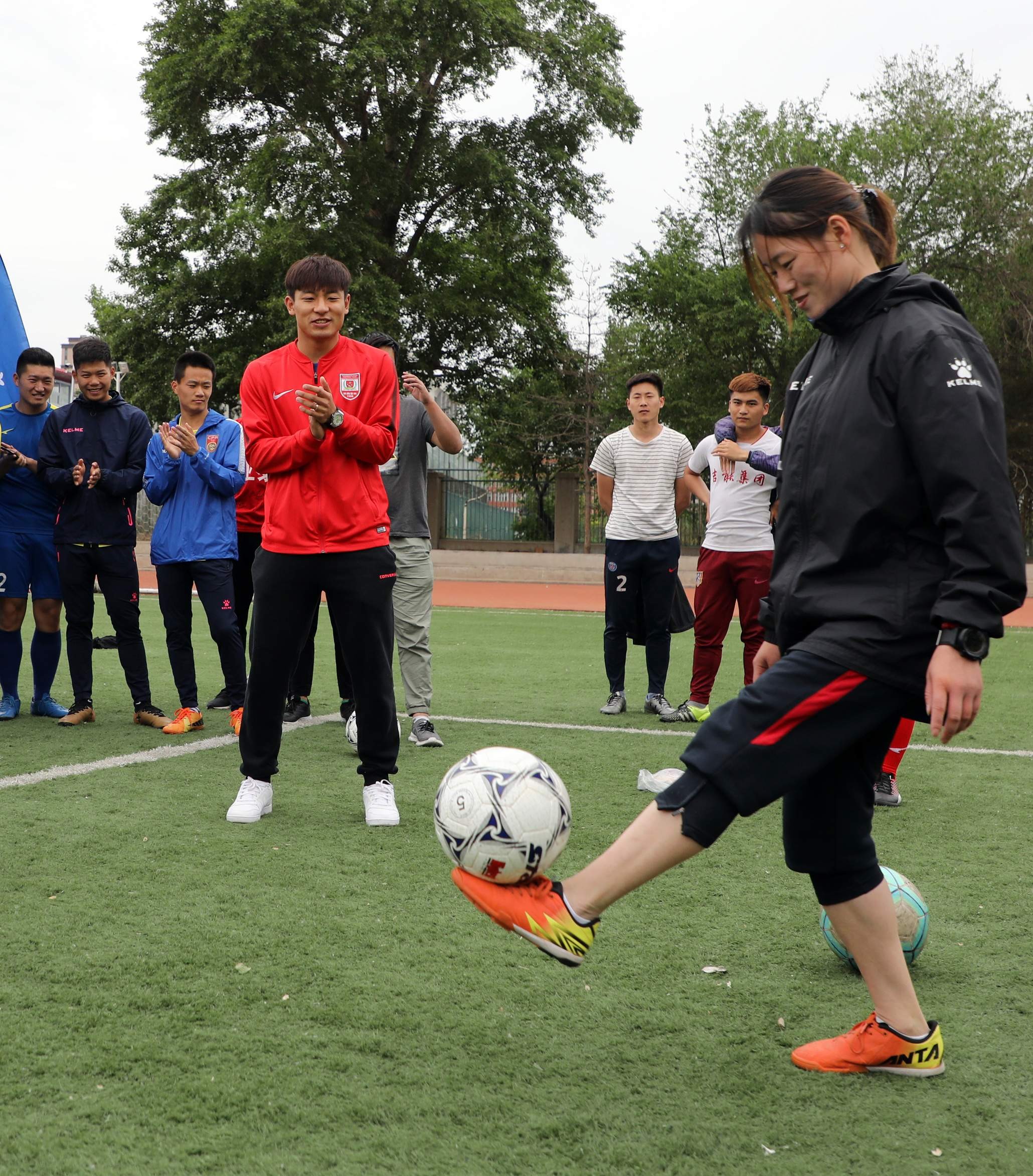 国脚何超走进吉林体育学院 为足球班同学传授
