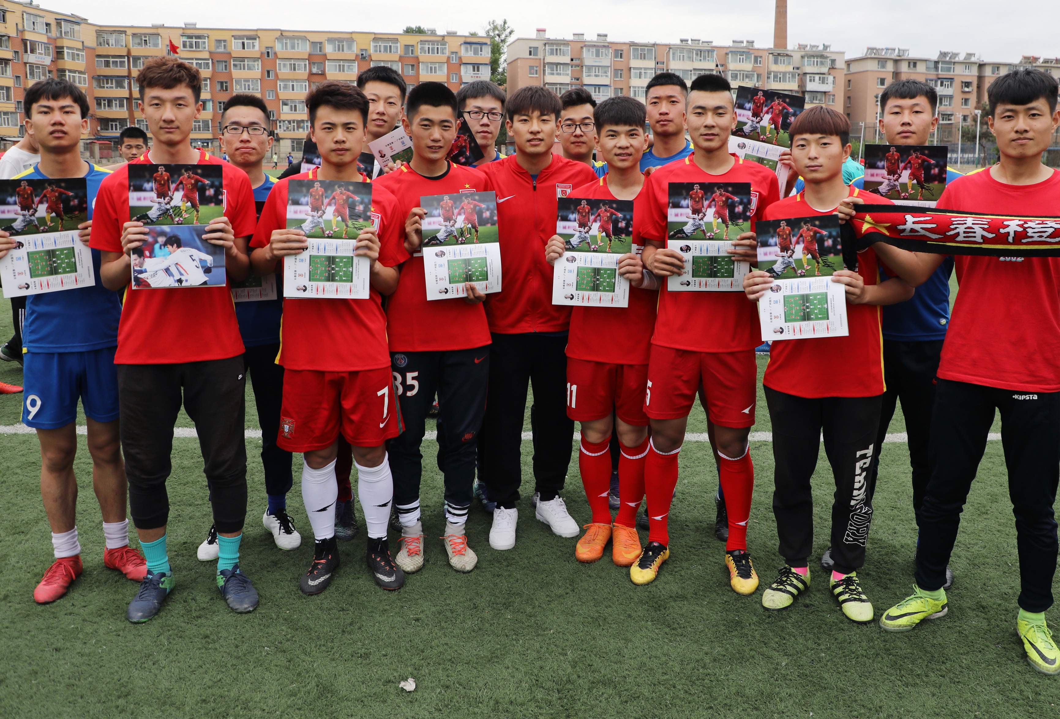 国脚何超走进吉林体育学院 为足球班同学传授