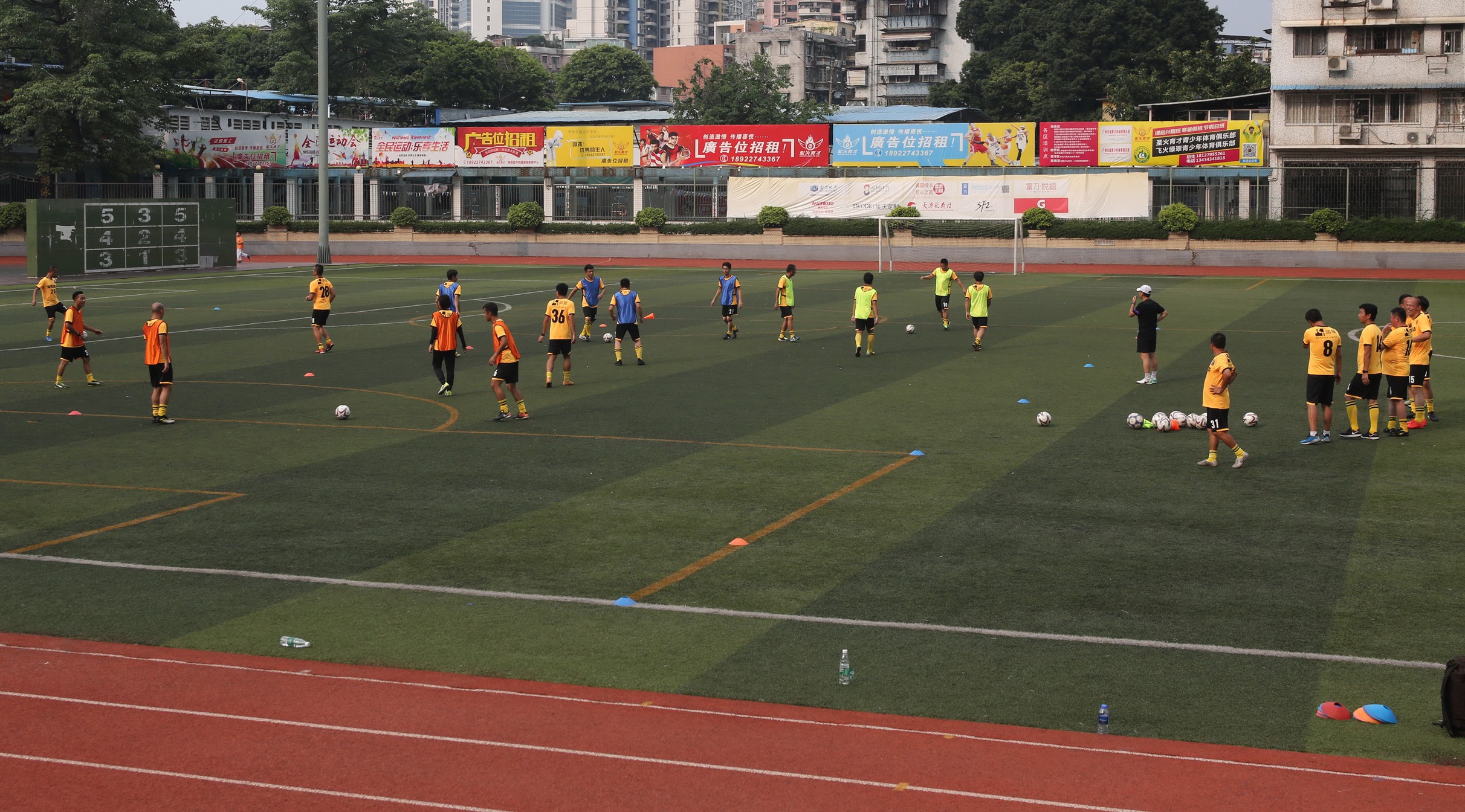 海珠足协基层教练员培训正式召开,FIFA讲师亲