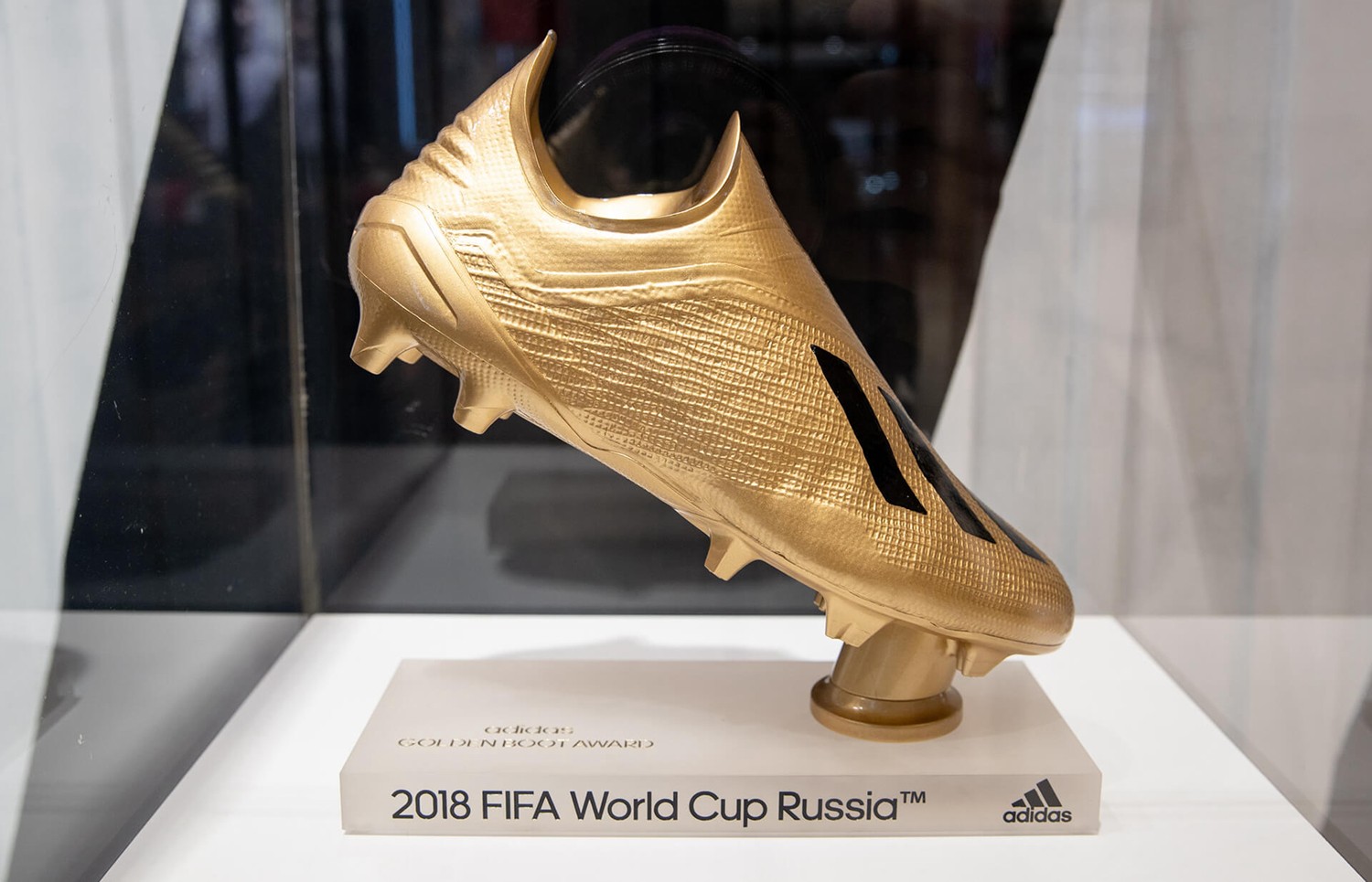 2018俄罗斯世界杯金靴、金球与金手套奖杯亮