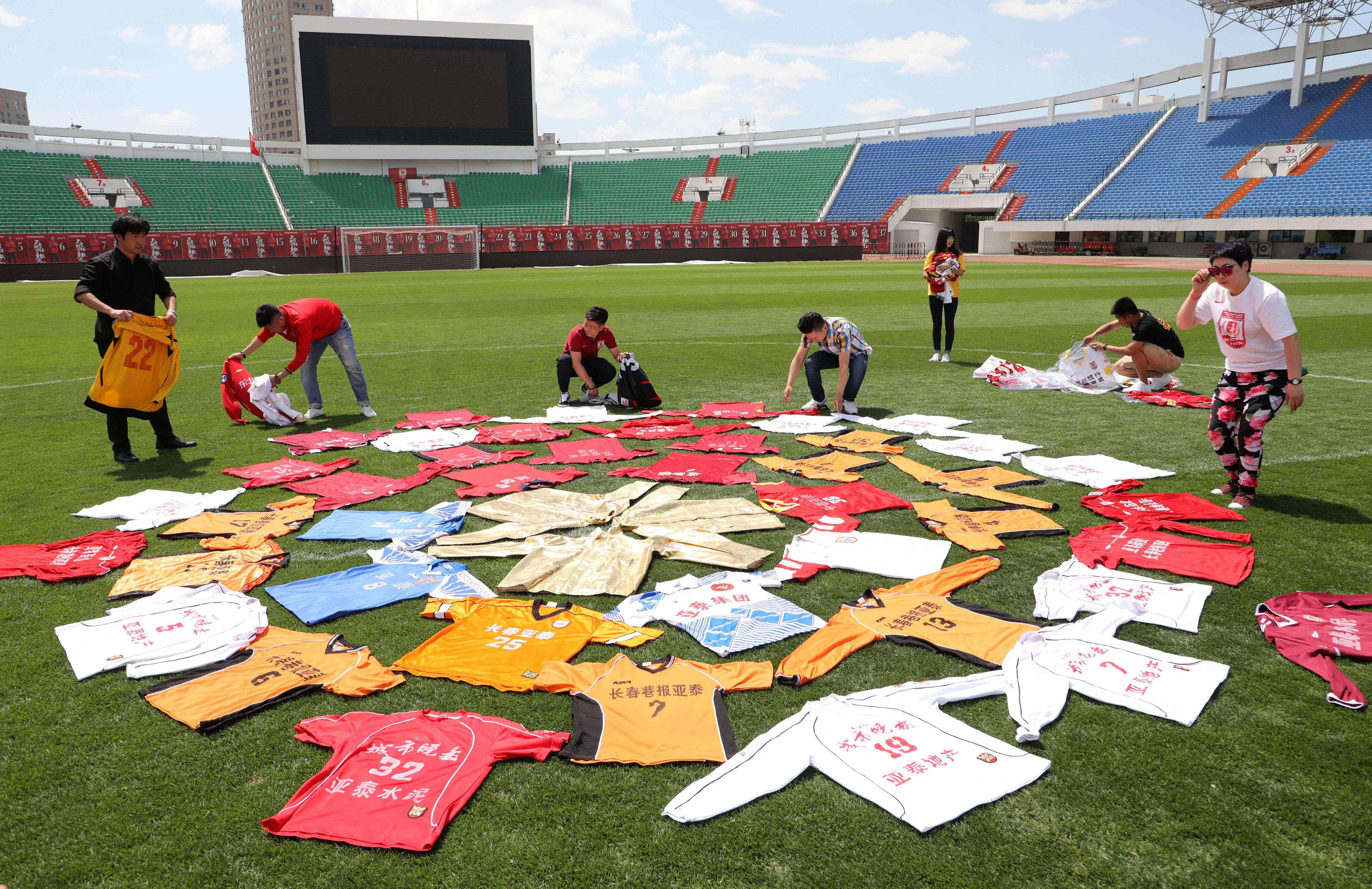 亚泰22年球衣重回梦开始的地方 球迷送队史首