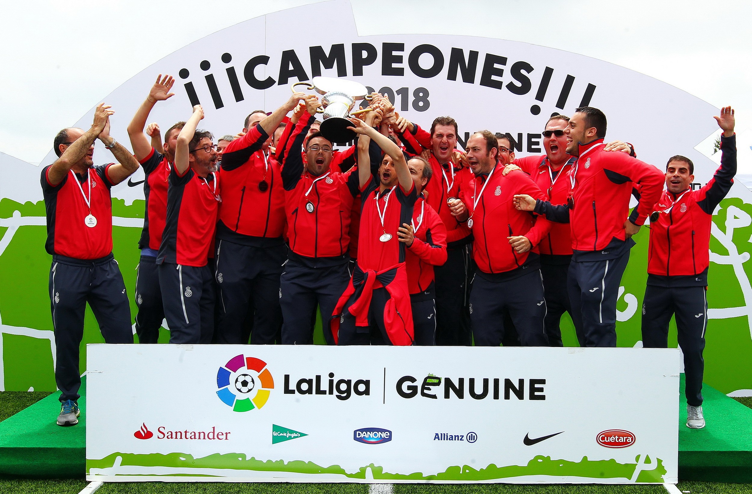 西班牙人队问鼎首届西甲Genuine足球联赛冠军