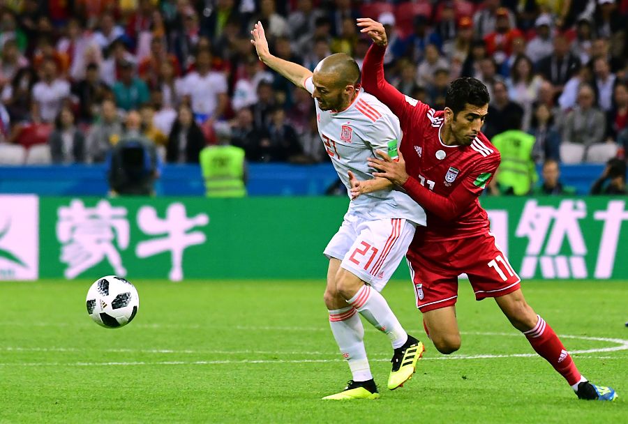 科斯塔的撞射惊险取胜伊朗,耶罗在场边的小动作也被摄影师抓个正着