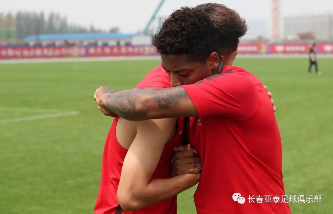 亚泰官宣:马里尼奥转会加盟巴甲格雷米奥足球俱乐部