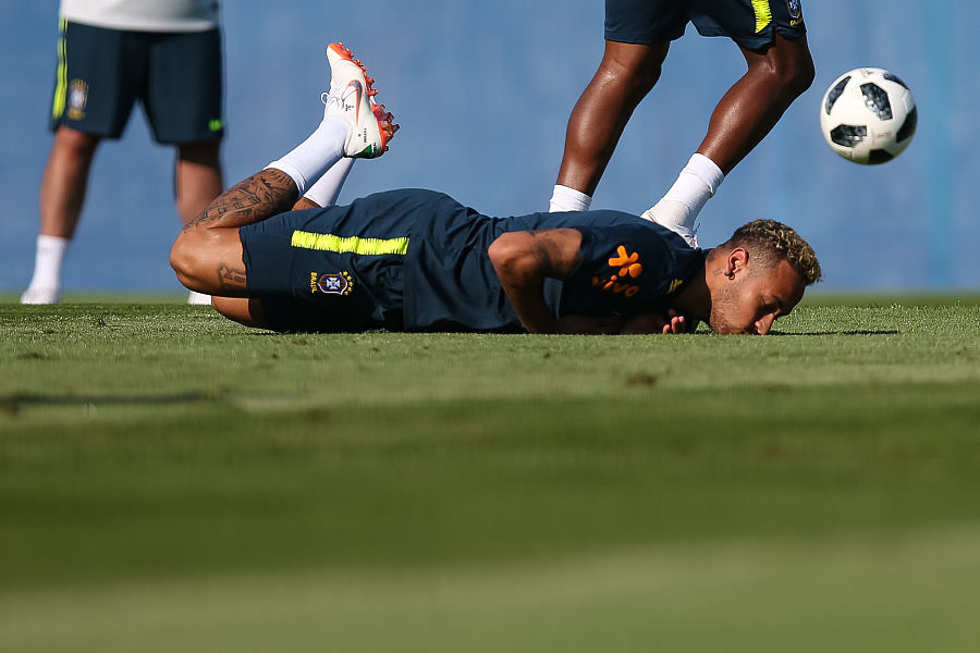 不慌,内马尔训练之余抽空吃鸡