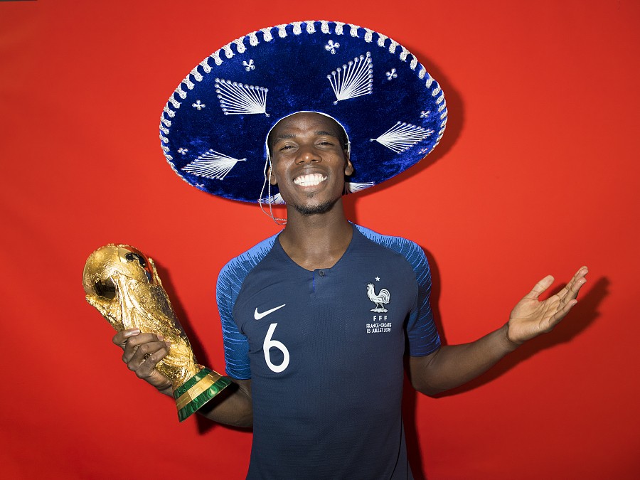 图集:法国队拍摄冠军写真,格子,博格巴秀招牌庆祝动作