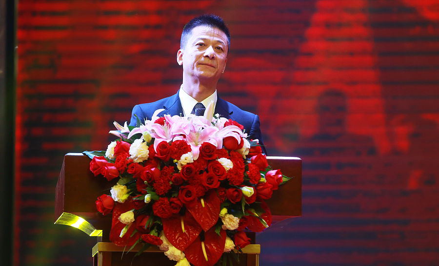 报道,权健集团董事长束昱辉近日来到了天津权健足球俱乐部,开会鼓励