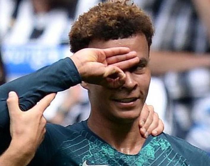 印尼阴谋论者:阿里反手OK庆祝手势是在宣扬伊