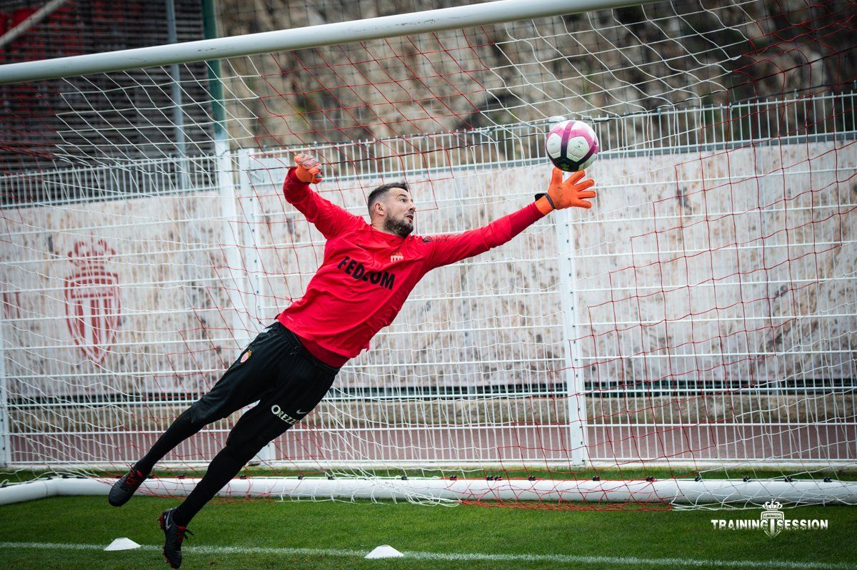 红白军团众门将扑球大合集,看看谁的动作最到位!