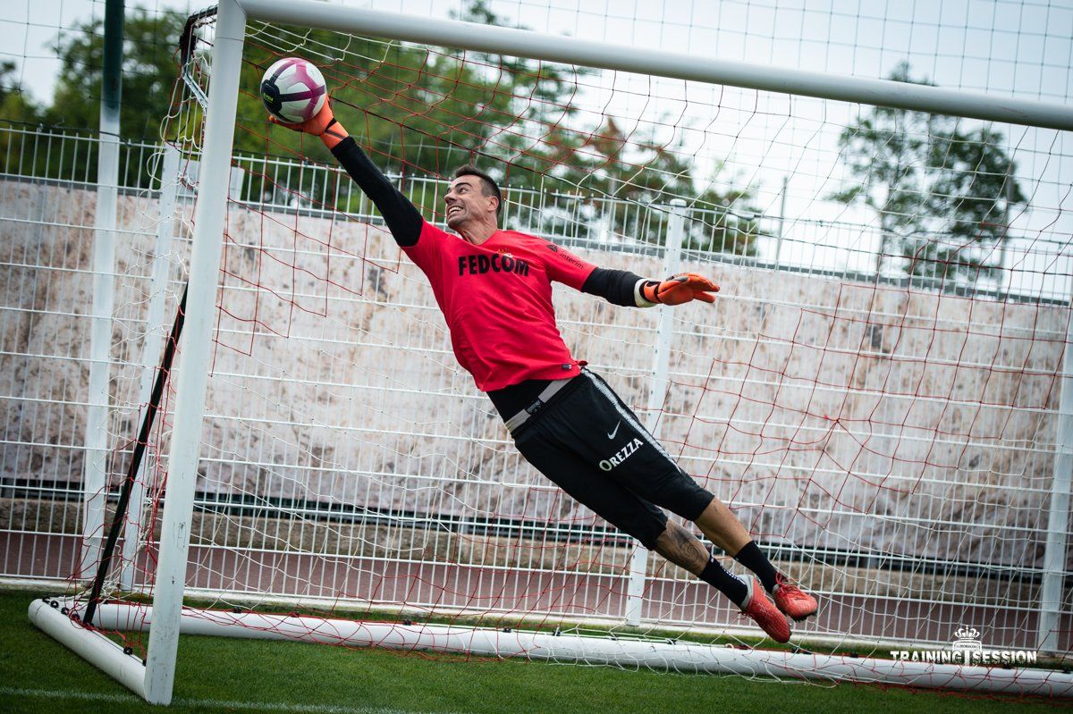 红白军团众门将扑球大合集,看看谁的动作最到位!