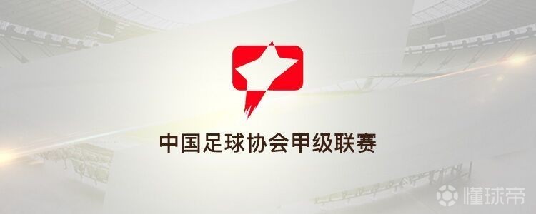 新疆球员迪力木拉提脱离王万鹏的防守冲入禁区