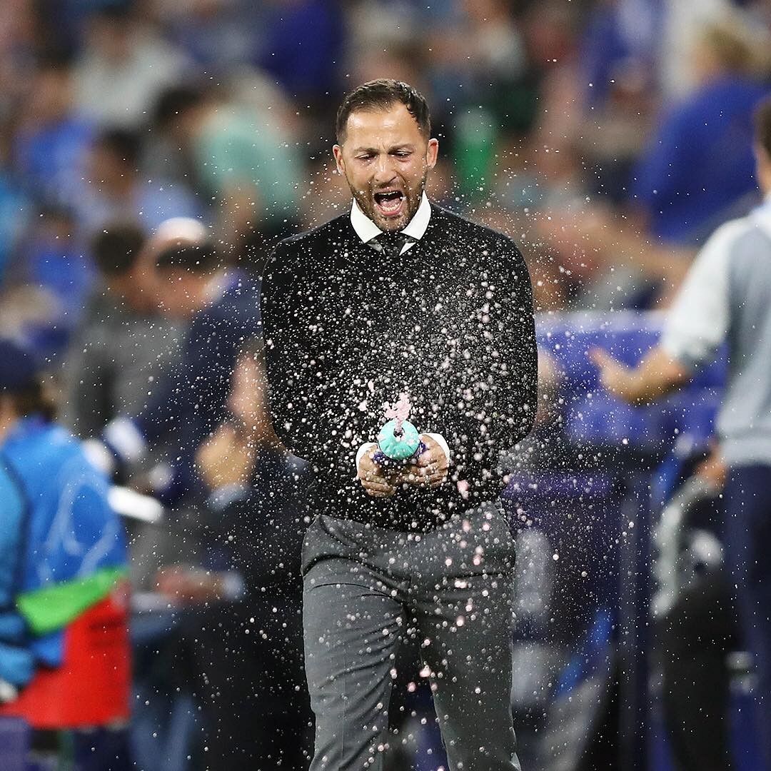 向前跑,迎着冷眼和嘲笑,生命的广阔不历经磨难