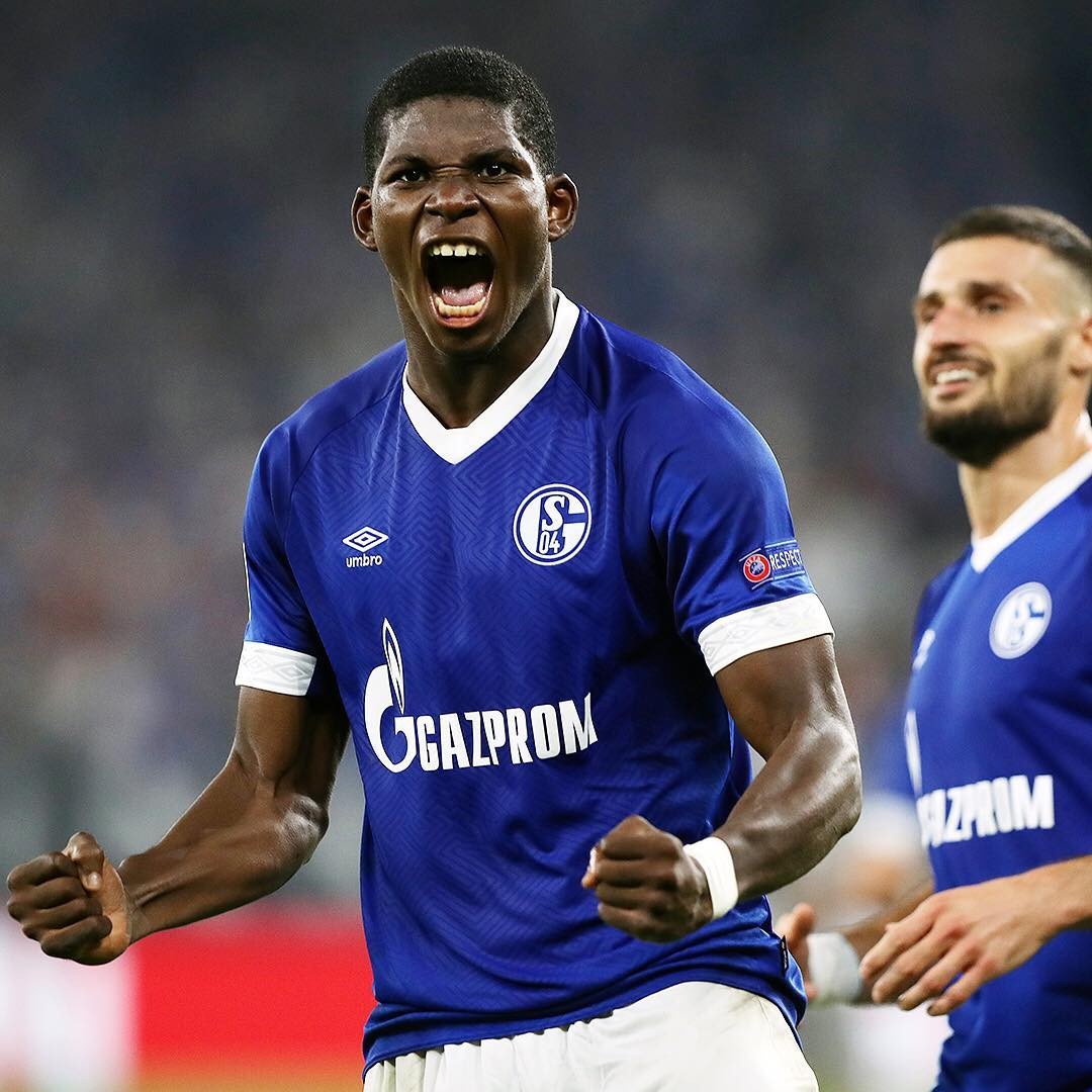 向前跑,迎着冷眼和嘲笑,生命的广阔不历经磨难