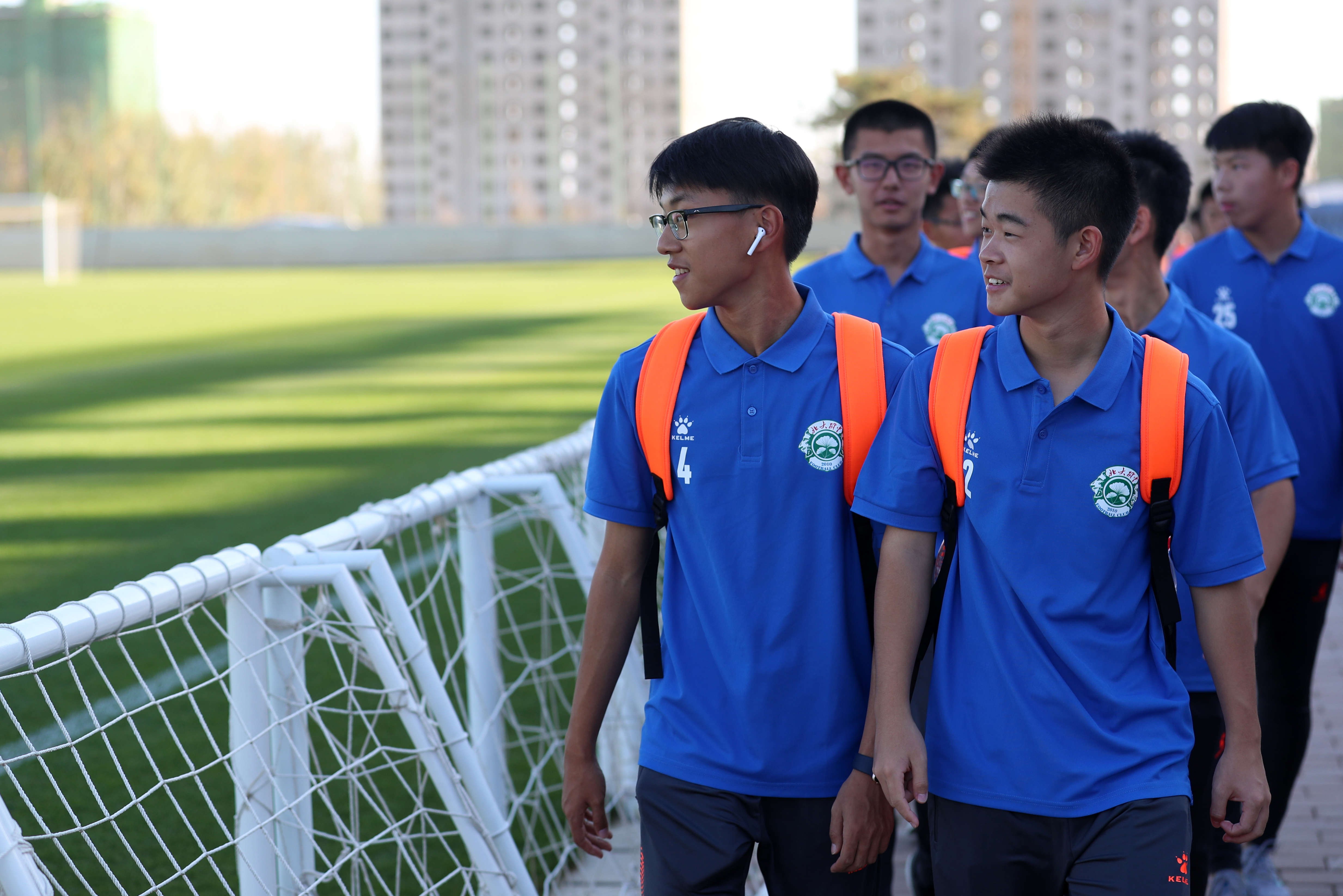 亚泰净月基地引来远方客人 北大附中足球队为