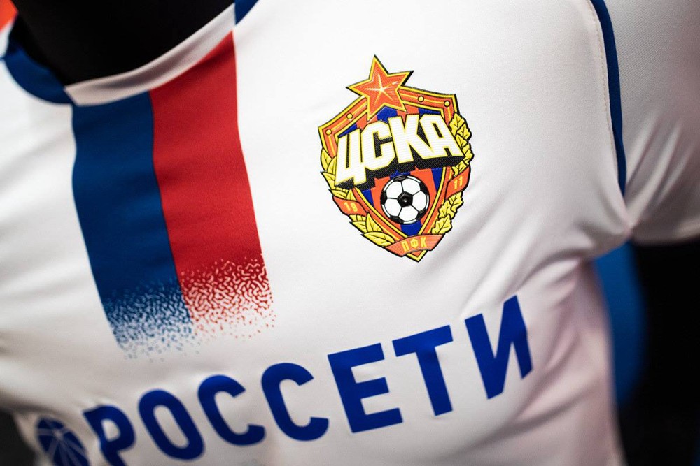 客场球衣则以白色为基调,球衣正中加入象征球队传统的红蓝两色竖条纹.