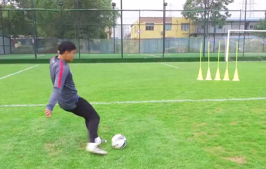 《懂球堂》第43期:如何踢出和游戏里一样的弧