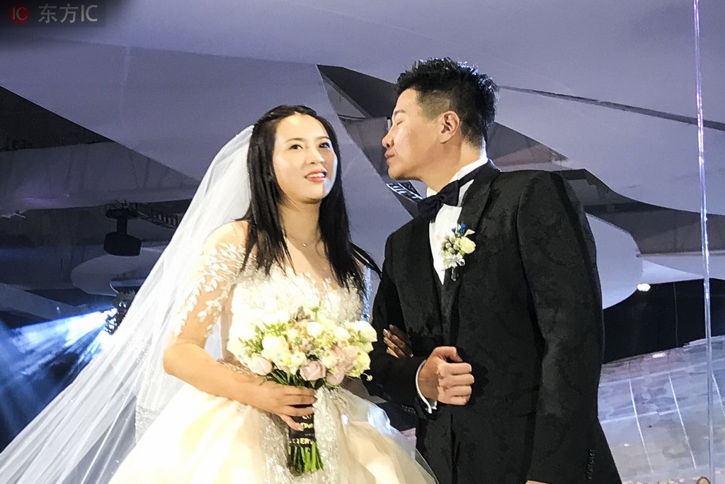 张雪峰和老婆婚纱照_张雪峰和老婆照片(2)