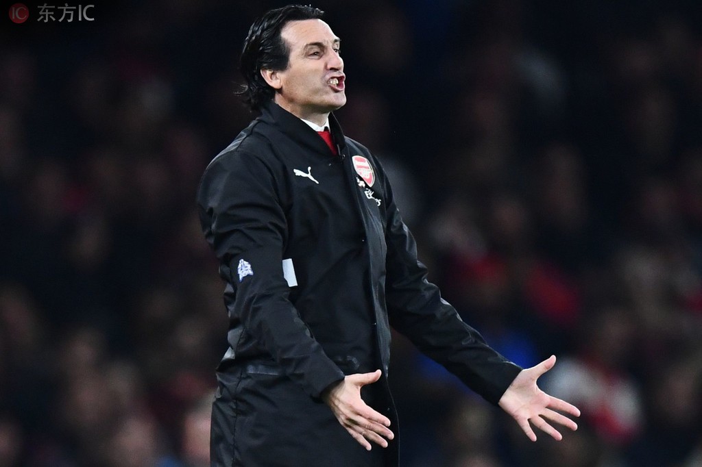 向球迷踢水瓶,埃梅里被指控