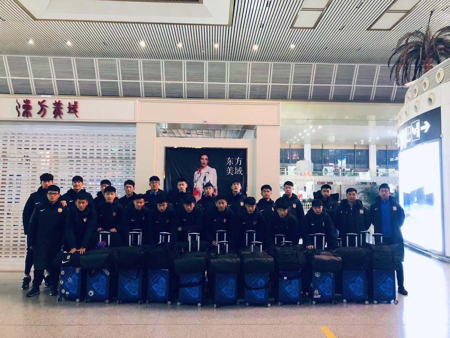 今晨,苏宁U18和U17梯队从南京出发前往佛山,