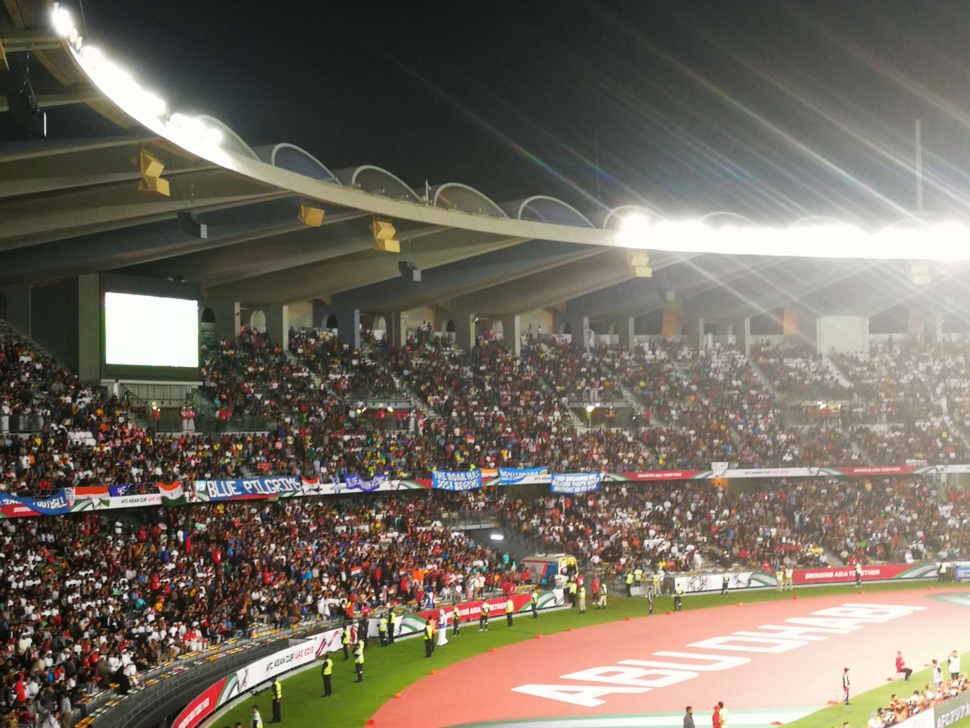 阿联酋对印度的比赛共有43206人到场,为开赛